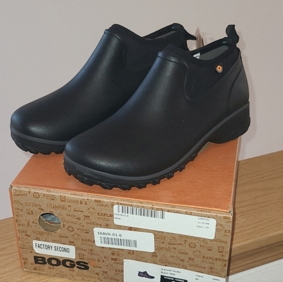 Bogs Sauvie Chelsea Boots - Picture 2 of 6